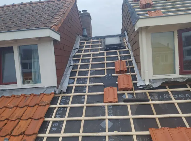 Panlatten tussen dakkapellen — Onderdak en latten in het dakvlak tussen twee dakkapellen.