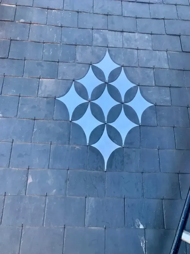 Stervormig patroon in leien — Detail van contrasterende leien die samen een sierpatroon vormen.