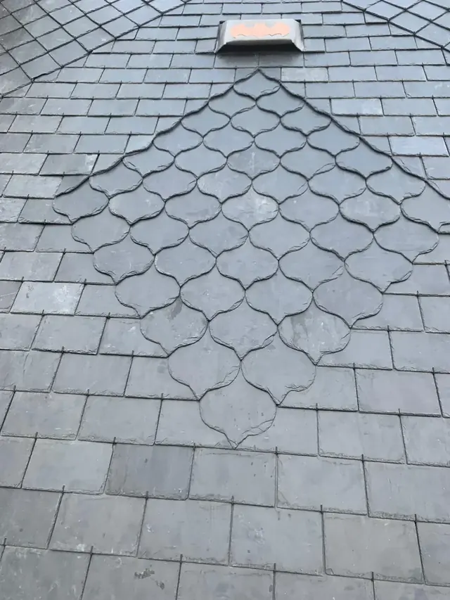 Sierpatroon in leien — Een geometrisch patroon verwerkt in de leien dakbedekking.